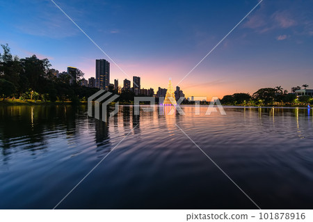 Igapo lake at sunset during christmas, Londrina - PR, Brazil. 101878916