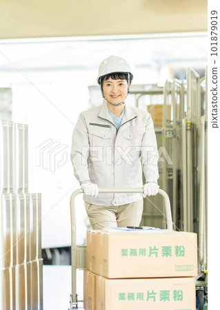 在倉庫工作的女工 101879019