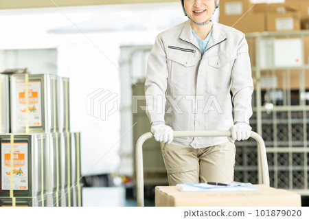 在倉庫工作的女工 101879020