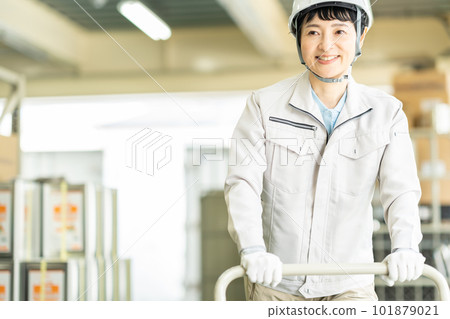 在倉庫工作的女工 101879021