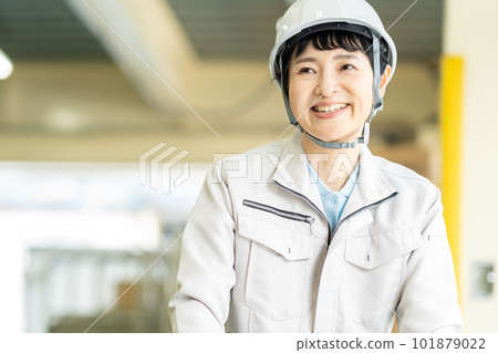 在倉庫工作的女工 101879022