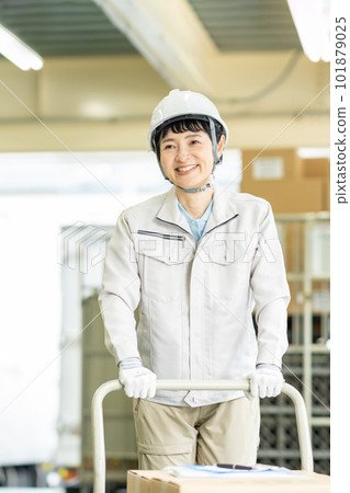 在倉庫工作的女工 101879025