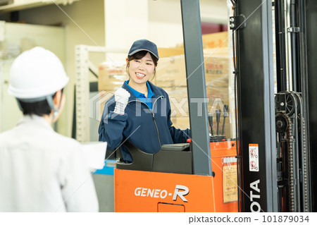 Female driver and worker working in warehouse 101879034