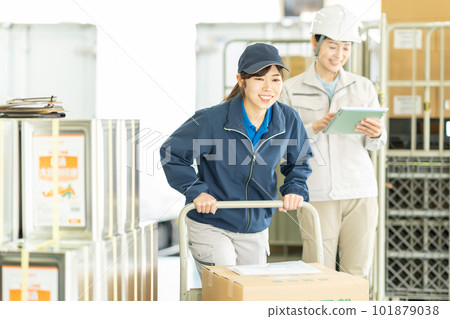 在倉庫工作的女司機和工人 101879038