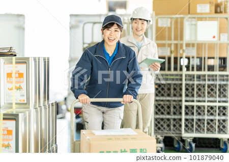 在倉庫工作的女司機和工人 101879040