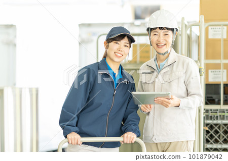 在倉庫工作的女司機和工人 101879042