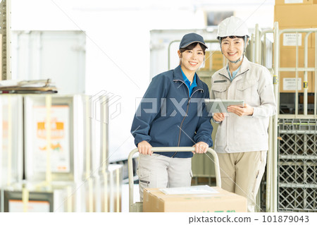 在倉庫工作的女司機和工人 101879043