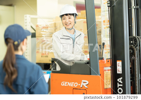 Female driver and worker working in warehouse 101879299