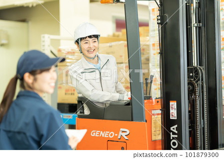 在倉庫工作的女司機和工人 101879300