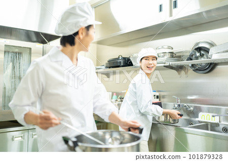 在廚房工作的女人 101879328