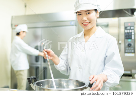 Chef woman cooking in the kitchen 101879329