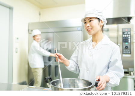 在廚房做飯的女廚師 101879331