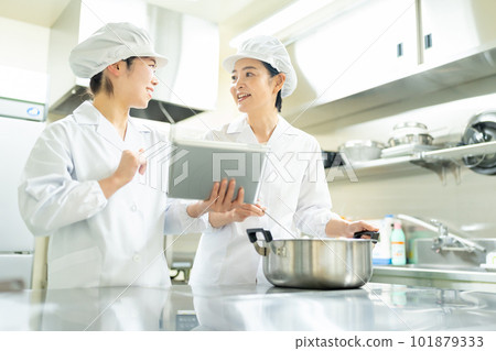 邊看平板邊做飯的女人 101879333