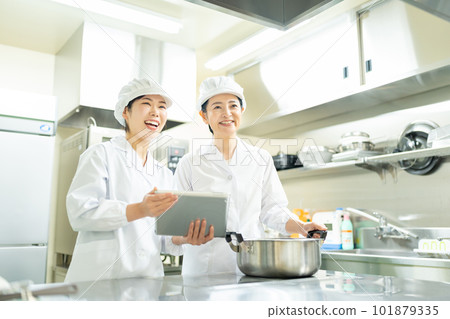 邊看平板邊做飯的女人 101879335
