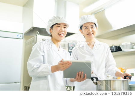 邊看平板邊做飯的女人 101879336