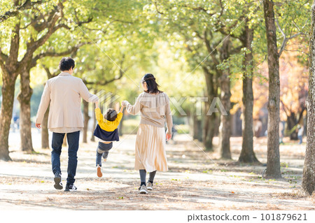 父母和孩子手牽手走路的背影 101879621