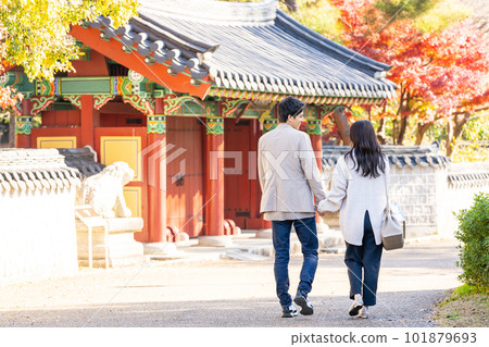 Travel young couple 101879693