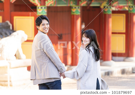 Travel young couple 101879697