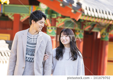 Travel young couple 101879702