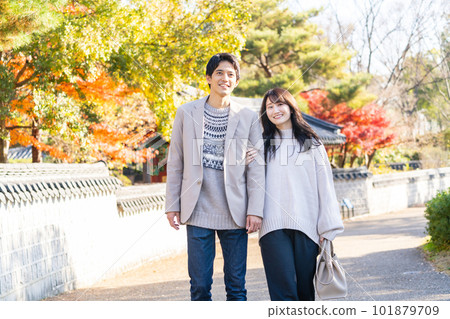 Travel young couple 101879709