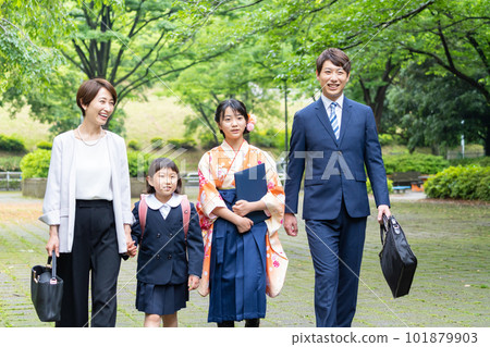 Family entrance ceremony family image 101879903