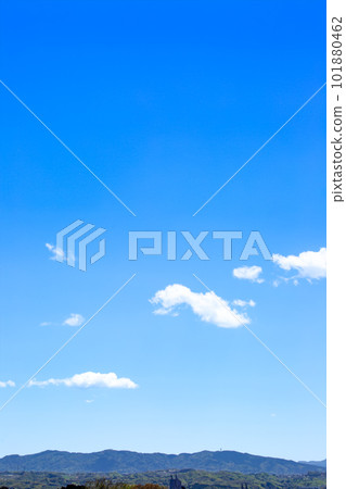 藍天和雲彩和山 101880462