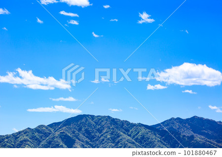 藍天和雲彩和山 藍天和雲彩和山 101880467
