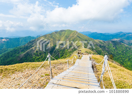 Climbing Mt. Tsurugi in Spring (Viewing Jiro Oi from the summit) 101880890