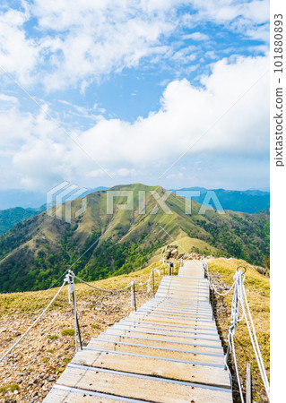 Climbing Mt. Tsurugi in Spring (Viewing Jiro Oi from the summit) 101880893