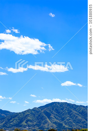 藍天和雲彩和山 101880935