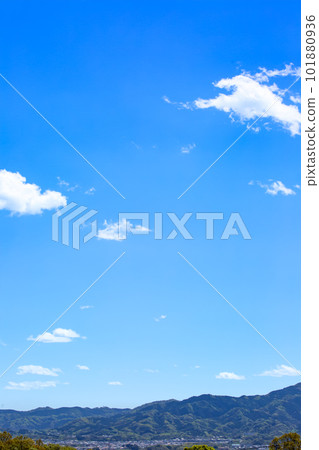 藍天和雲彩和山 101880936