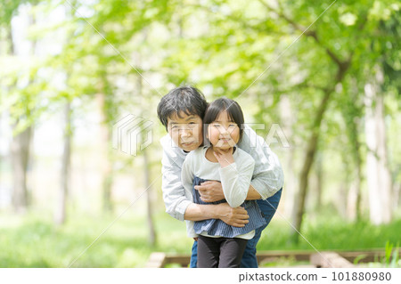 孫子和奶奶的合影 101880980