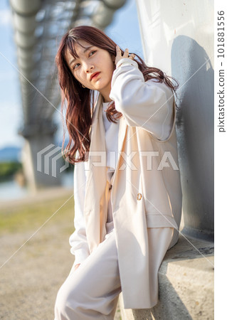 河床上的女大學生畫像 河床上的女大學生畫像 101881556