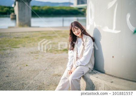 河床上的女大學生畫像 河床上的女大學生畫像 101881557
