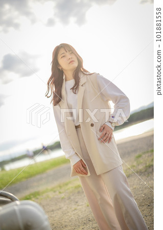 河床上的女大學生畫像 河床上的女大學生畫像 101881558