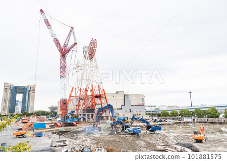 Ferris wheel under dismantling 101881575