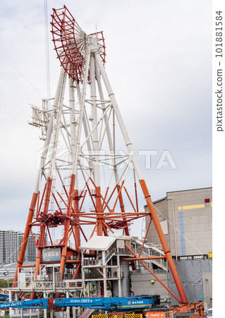 Ferris wheel under dismantling 101881584