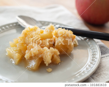 Apple crumble 101881610