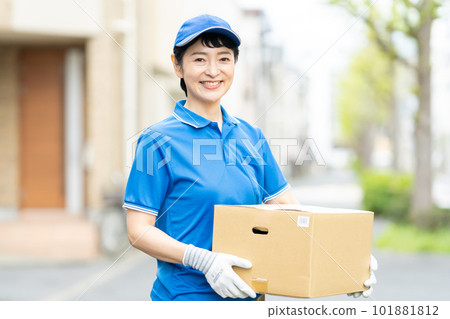 女司機通過快遞工作 101881812
