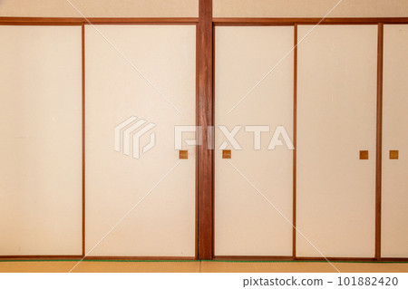 從正面看的日式隔扇 從正面看的日式隔扇 101882420