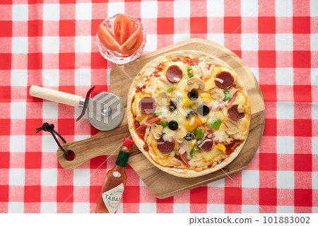 Milanese-style pizza with a thin crust Milanese-style pizza with a thin crust 101883002