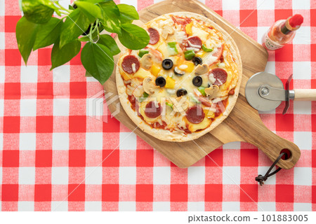 Milanese-style pizza with a thin crust Milanese-style pizza with a thin crust 101883005