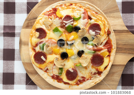 Milanese-style pizza with a thin crust Milanese-style pizza with a thin crust 101883068