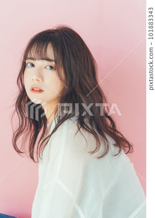 年輕女子髮型圖片 101883343