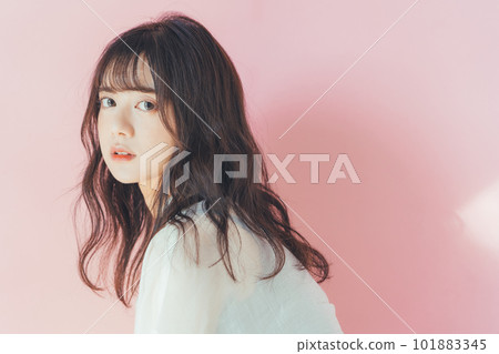 年輕女子髮型圖片 101883345