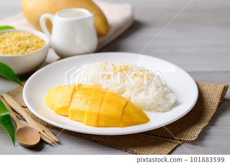 Mango sticky rice, Thai dessert (Khao Niew Mamuang) 101883599