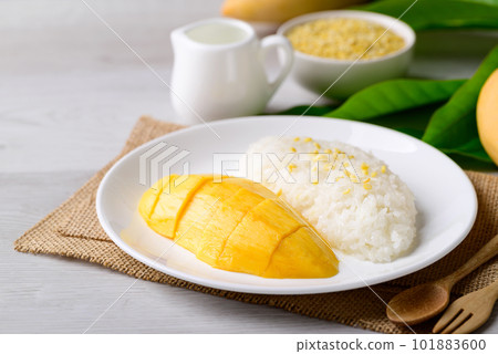 Mango sticky rice, Thai dessert (Khao Niew Mamuang) 101883600