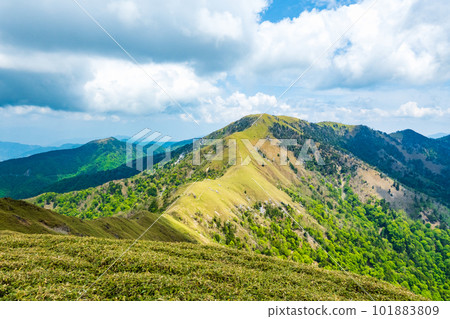 Climbing Mt. Tsurugi in spring (viewing Mt. Tsurugi from the top of Mt. Jiro) 101883809
