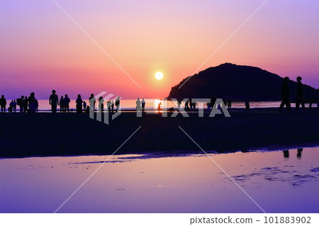 【香川縣】黃昏的父母濱（瀨戶內海鏡） 以壯觀的日落而聞名的旅遊勝地 101883902