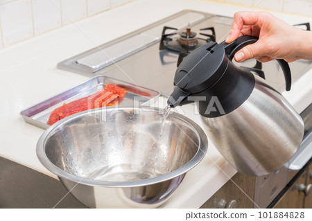 [將熱水放入碗中，製作醬油醃製三文魚子] 101884828
